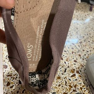 Toms gray youth size 5